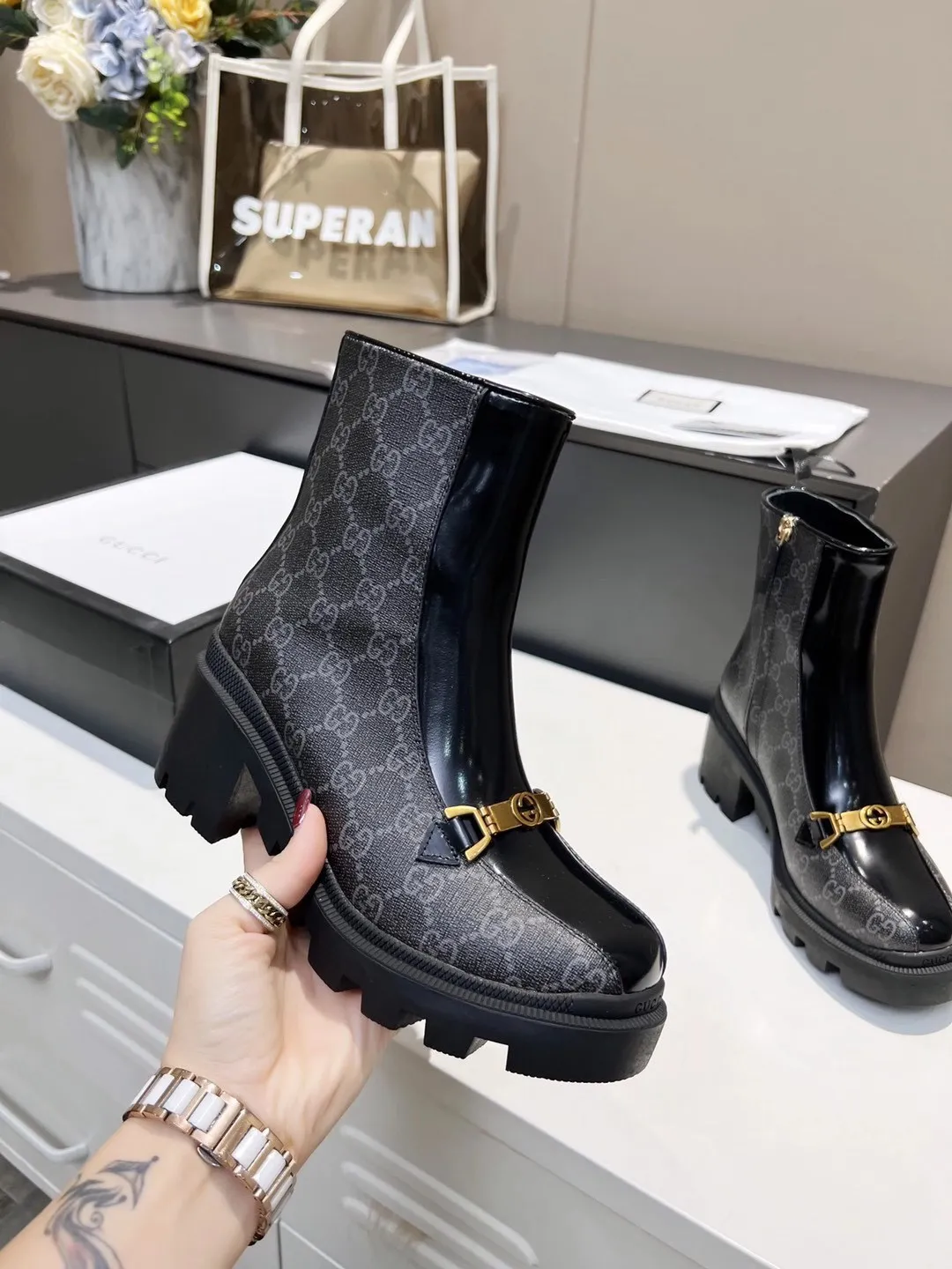 👟👟Ex-factory price 540👟👟 The new version of GUCCI is on sale...🔥 It has a retro British style and is decorated with metal LOGO on the front. Heel height: 6cm Fabric: Open edge beads ➕Special material, lining/foot pads: upgraded cowhide 🐂 Color: black Size: 34-40. (34 and 41 42 need to be customized) Packaging: Comes with card and cloth bag.